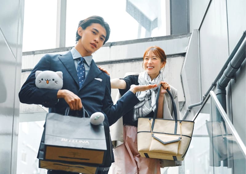 ピンクのタフタパンツは機能性も◎スカーフとつくる上級者見え大人通勤コーデ【毎日コーデ】