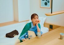 ブルー×グリーンの上級者配色♡シアーシャツで魅せる大人の抜け感通勤コーデ【毎日コーデ】