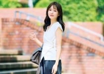 【私服SNAP】猛暑日の通勤コーデはノースリで涼やかに乗り切る！おしゃれ女子たちの品よく着こなすテクは？