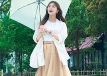 可愛い日傘で涼やかに♡淡色ベージュで美人見えな大人っぽ通勤コーデ【毎日コーデ】