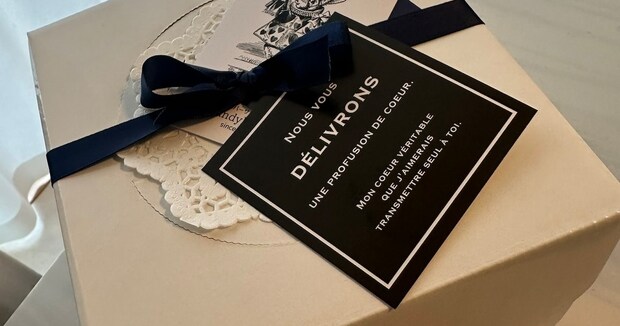 冷凍ケーキを受け取った女性→喜々として箱を開けたら……「そうはならんやろ!」 “予想外の光景”が1300万表示「謎すぎる」「笑いの奇跡」