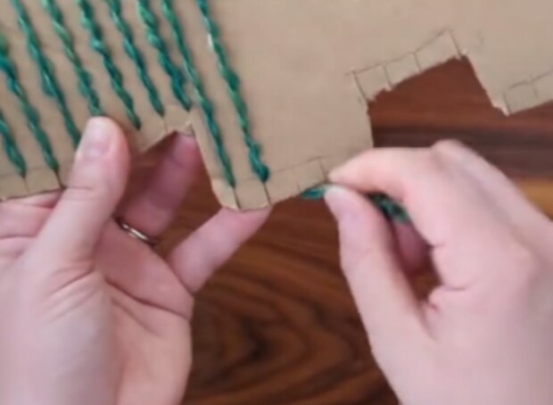 段ボールに毛糸をぐるぐる巻き付けると……「わぁ!」 子どもが喜ぶ“おでかけアイテム”に「学校でこれやった!」「今から作ります」【海外】