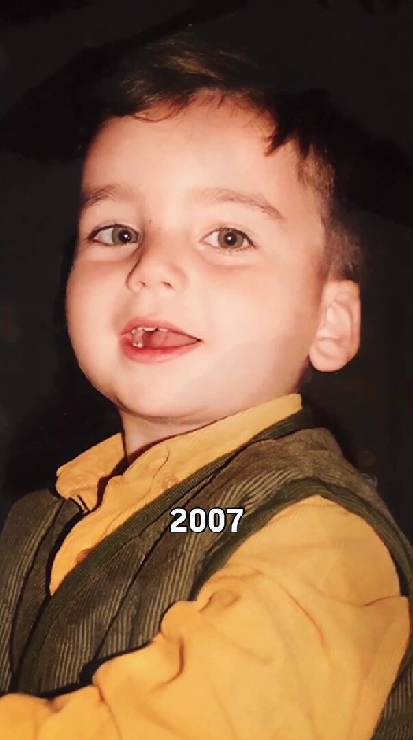 くりくりおめめの男の子→18年後……　大人の魅力あふれる姿に「美しすぎる！」「天使が王子様に進化した」【海外】