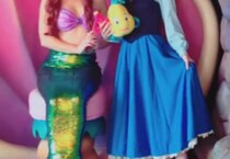 憧れのディズニープリンセスに会いに行くと……「2人いる」「どっちがほんもん？」　驚がくの2ショットに目が点