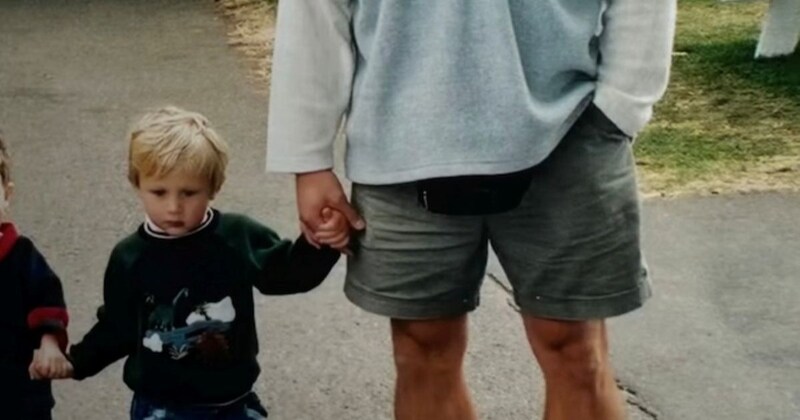 パパと手をつなぐ、あどけない男の子→20年後……「待って」「えええええ」 とんでもない“現在の姿”が170万再生【海外】
