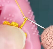 かぎ針で黄色い糸を小さく小さく編み、束ねると……「なんてこった！」　絶対まねできない“名画の再現”が335万再生【海外】