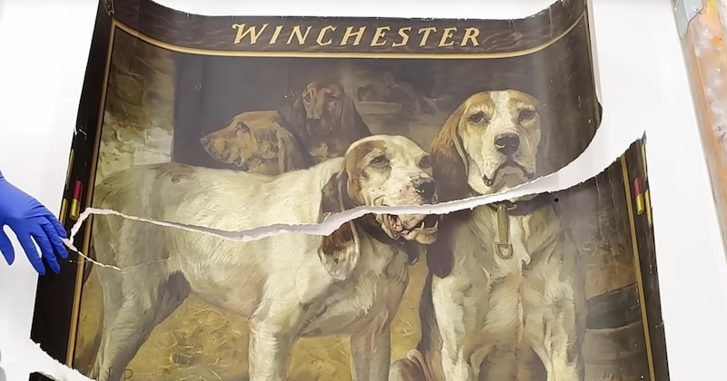 破れてしまった古いポスター→霧吹きで水をかけると……「魔法みたい」 驚きの修復技術が28万再生【海外】