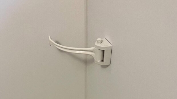 「引越し以来、何に使うのか解らなかったコイツ」がお風呂に→3カ月後に判明　まさかの正体に「初めて見ました」「それは画期的!!」　投稿者に話を聞いた