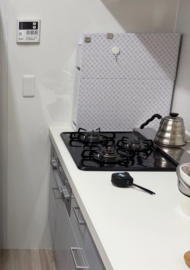 キッチンをリフォーム→冷蔵庫を置いてみると……　とんでもない欠陥が判明し驚がく「ギリギリ使える」「用心して」