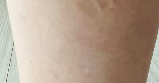 猫に乗られて動けない飼い主、どいてくれるまで待っていると……「永久保存したい」　290万表示の“まさかの痕跡”に「うらやましい」「よすぎ」