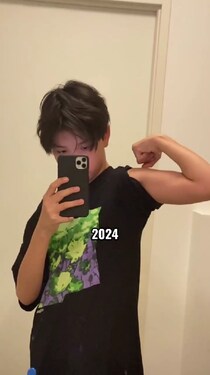 細身の青年が筋トレを開始→1年後には……　たくましすぎる現在の姿に「迫力ある」「急成長したな」【海外】