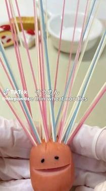 「テンション上がるw」　ソーセージにそうめんを刺してゆでてみたら……“インパクト大”のおかずが爆誕「なんかツボにハマる」と320万再生