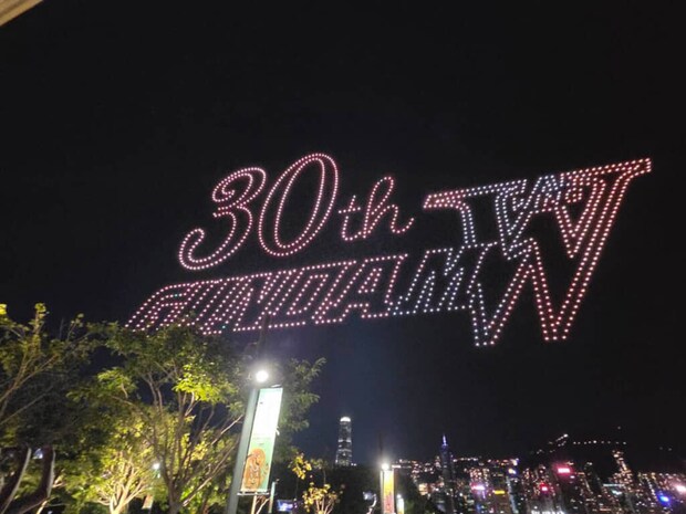 「ガンダムW」30周年記念でドローンショー開催　“予想外の演出”の数々に「砲がこっち向いてるの怖すぎw」「ヒイロとリリーナが夜空に……」と反響【海外】