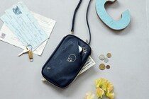 【付録付きムック本】「スマホもお金も入る」　スヌーピーの“財布にもなるミニショルダー”が大好評！　「高級感あってさりげないスヌーピーもお気に入り」「かわいくて使いやすい」