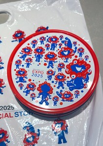 ミャクミャクの「万博クッキー缶」を開封→蓋の裏を見ると……　「ウワーーーーーッ」 “まさかの光景”が110万表示「さすが日本製」「芸術作品」