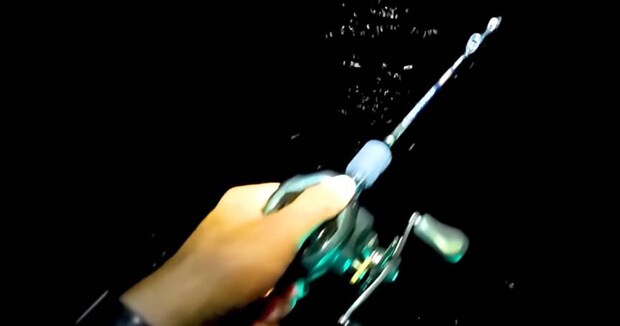 初めて“真っ暗な海”で「船釣り」に挑戦したら……「ゾクゾクします」 “まさかの遭遇”に「夢がありますね」