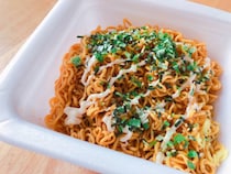【40代に聞いた】夜食に食べたい「カップ焼きそば」ランキング！　第2位は「明星 一平ちゃん夜店の焼そば」、第1位は？