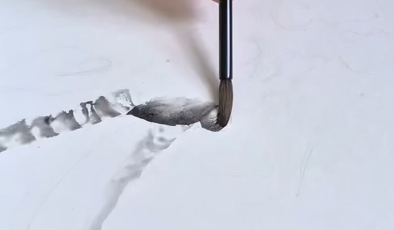 “シミだらけ”の屏風に「絵を描いて」と言われた画家、完成を見てみると……　220万再生の圧巻の迫力に「えげつない天才で声出た」「想像の100倍かっこよかった」