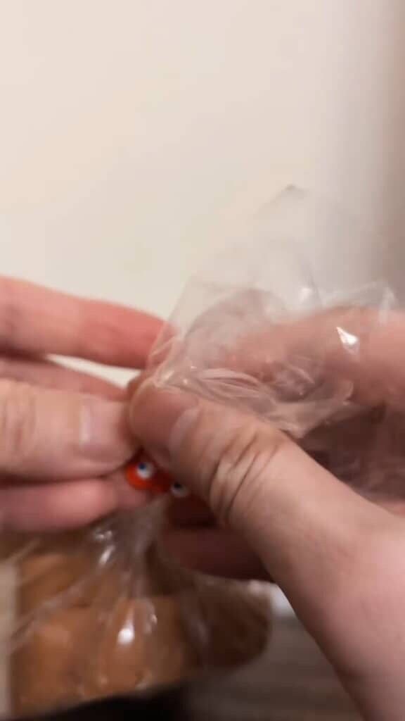 “パンの袋を留めるやつ”を、ミャクミャクに改造してみたら…… 「きゃー!」想像以上の完成品に「こ、これは!」「発想が天才」