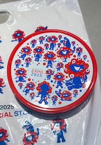 ミャクミャクの「万博クッキー缶」を開封→蓋の裏を見ると……　「ウワーーーーーッ」 “まさかの光景”が110万表示「さすが日本製」「芸術作品」