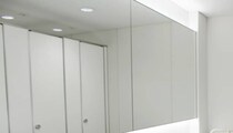 保育園に子どもを預けて出勤したママ、トイレの鏡をふと見ると……「恐らく犯人は2歳6ヶ月」→まさかの光景に「ナマステ」「ご利益ありそう」