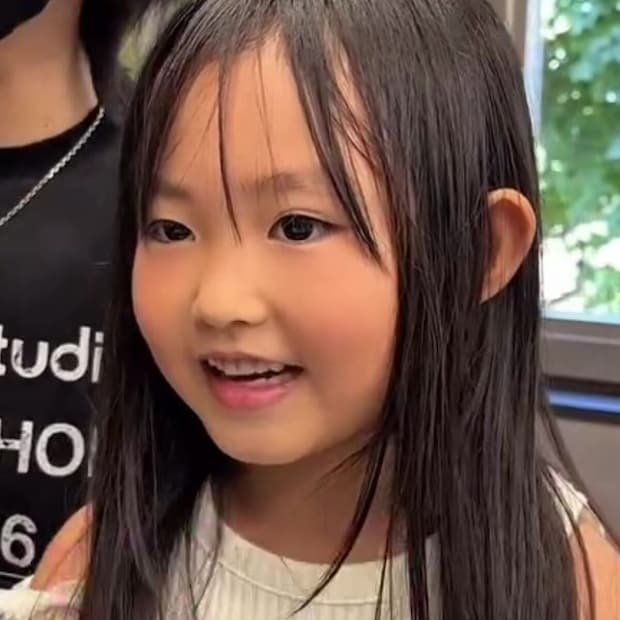 6歳娘のヘアカット→美容師の本気で…… 母も驚きの仕上がりに「大人っぽーー!」「お姫さまみたい」と大反響