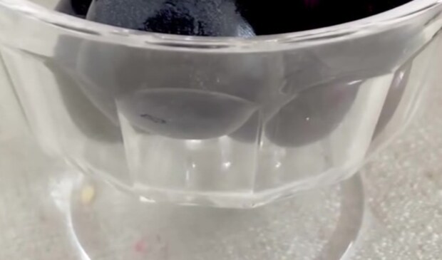 5歳息子が食べようとした果物→まさかの正体とわかっても……「え、45歳でも食べる…」「いやいや、騙されませんよ」 共感続出の光景に反響