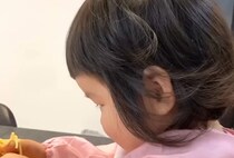 【画像】1歳娘の反撃