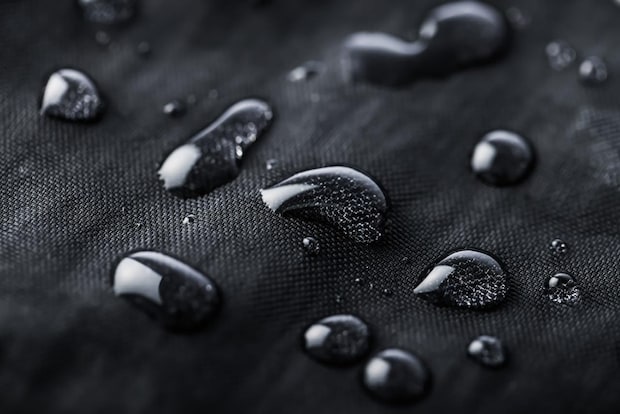 「とにかく軽い！」阪急交通社が考えた“ショルダーバッグ”が人気　「裏地が阪急カラー！」「汚れを気にせず気軽に使えそう」