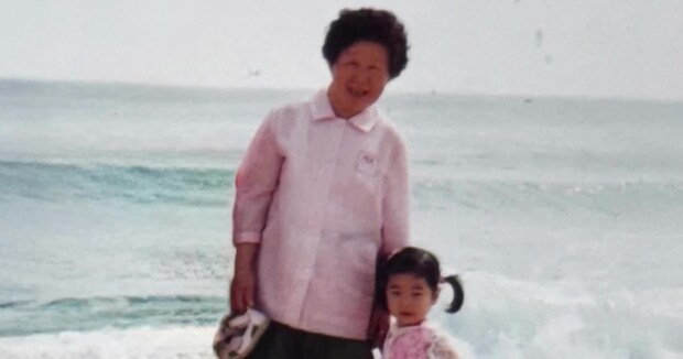 おばあちゃんと寄り添う、あどけない孫娘→22年後……「これは涙出る」　“同じ構図”で再現した、現在の姿に反響【海外】