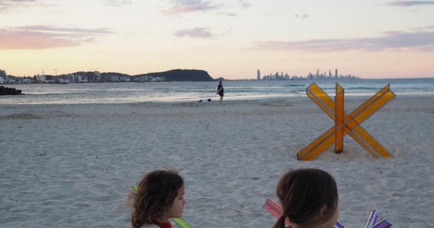 2児の母が娘たちのため、夜な夜な毛糸を編み進めると……　完成した1着に「すんごく可愛い」「お似合いですね」