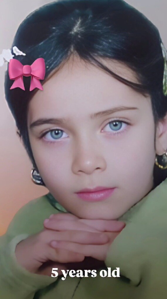 青い瞳の5歳の少女→22年後……　時の流れが映し出した変化に「最高にかわいい」「目がすごくきれい」【海外】