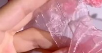 ピンクのリボンを串刺しにして、ぐるぐるねじるだけで……「ウソでしょ!?」　“魔法のような手芸技”に驚嘆「何度見ても意味わからん」【海外】