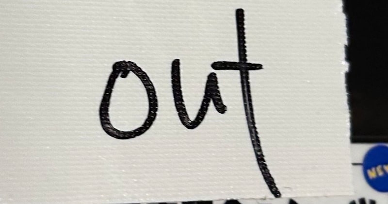 物販でグッズ完売→バイトが貼り紙をしたら……「笑い止まんねえよ」　“まさかのミス”に「あーらあーらあら」