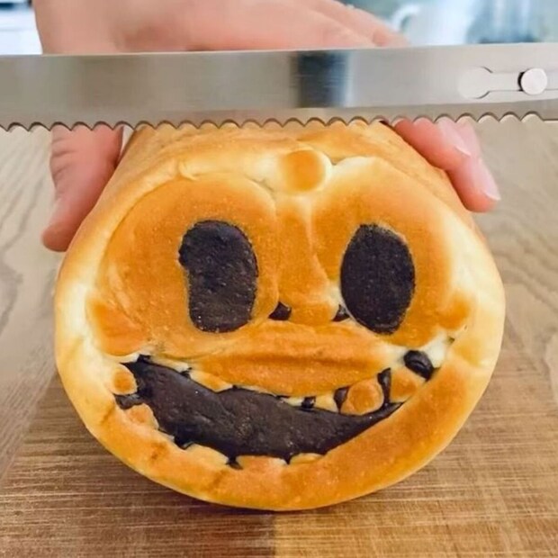 ハロウィーンのかぼちゃパン→切ったら……　「いやいや」予期せぬ“まさかの中身”に「うわぁって声出た」