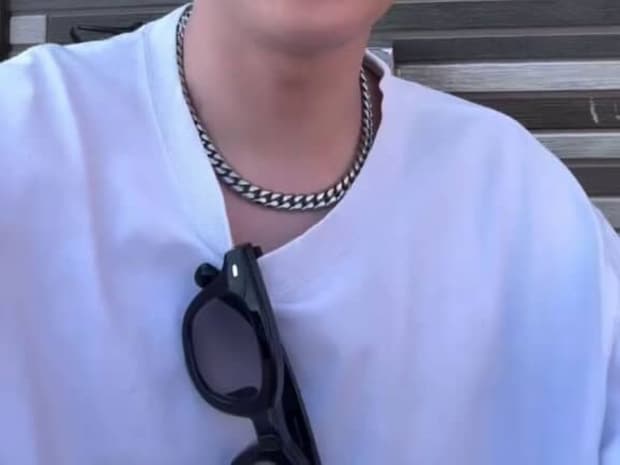 外出中、顔に“何か”止まり→目を開けると…… 「気まずいて」思わぬ光景に「笑い止まらん」「奇跡」と318万再生