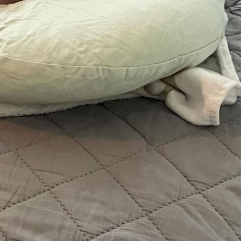 ママが編み物を始めて、わずか10分後→双子赤ちゃんが……　思わぬ光景に「笑いました」「奇跡的なシンクロ」