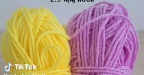 かぎ針で紫と黄色の毛糸を細長く編んでいくと……「これは天才的」　普段使いできる“キュートなアイテム”に「絶対やってみる」【海外】