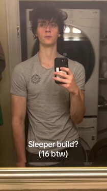 華奢に見える16歳の青年→Tシャツを外すと……　予想外の姿に「マジでこうなりたい」「かっこよすぎ！」の声【海外】