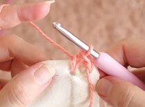 もう着ないTシャツ→毛糸をぐるっと編み付けると……「わあ！」「これを求めてた」　印象激変のリメイクが話題【海外】