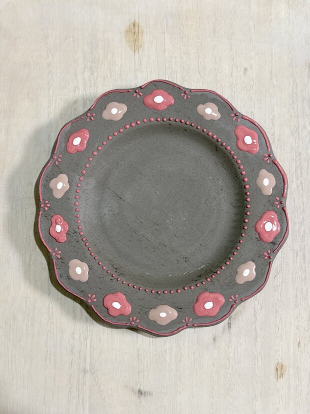 グレー地に赤い模様のマットなお皿を焼くと…… 合計830万表示の完成品に「んな……かわいい……ひえぇ……」「ご褒美dayのお皿」