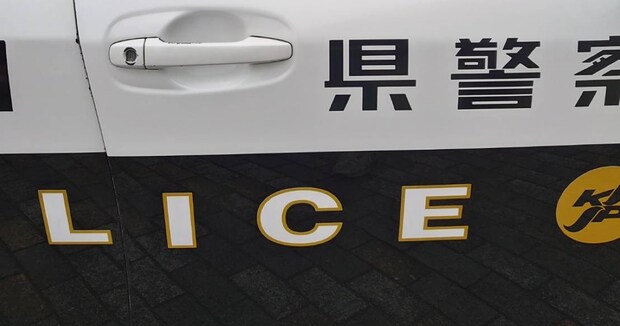 柴犬をパトカーに乗せると……「マジか」「何したんwww」 窓から見せた“まさかの表情”に35万表示の爆笑