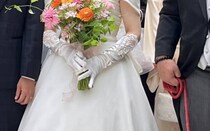 一緒に育った“実家の犬”を結婚式に呼んだら……　参列姿に「胸が熱くなります」「正しく家族」と感涙の声
