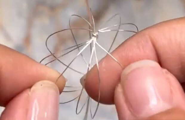 ハンドメイドの先生が「決してオススメしない」激ムズ技術で作ったのは……　「どうしたらこんなになるんだろ」驚きの“完全再現”に反響