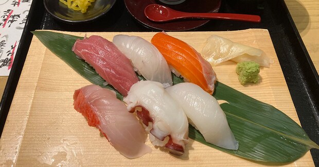 福井県で「おすし6貫」を食べたら……下に隠れていた“まさかのもの”に「さすが福井」「気合が違う」