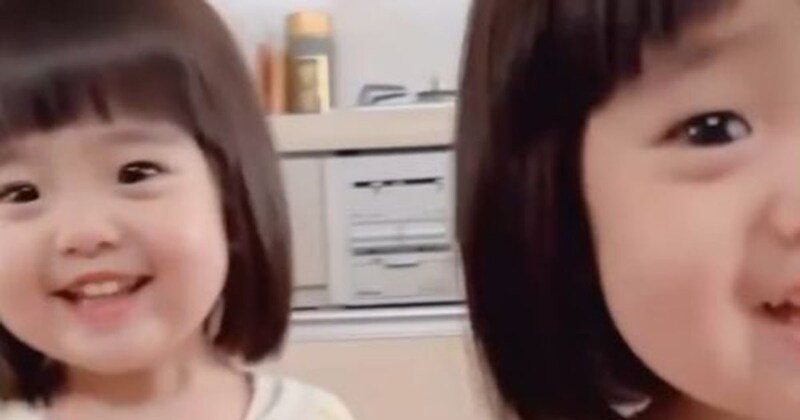 2歳の双子姉妹とかくれんぼをしたら……「笑いが止まらない」 ママが目撃した“予想外すぎる光景”が200万再生