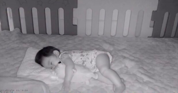 家事をするママ→カメラ越しに“生後8カ月赤ちゃん”を見守っていたら……「なんて優しい世界なんや」 まさかの光景が850万再生