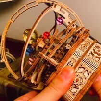 太陽系儀型の木製オルゴールに「きれい」「素敵」と反響　雰囲気たっぷりなデザインと繊細な動きをずっと眺めていられそう