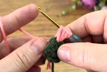 かぎ針でピンクと緑の毛糸をモリモリ編みつなぐと……「うわぁぁぁぁ」　ボリューム満点な“便利グッズ”に反響【海外】