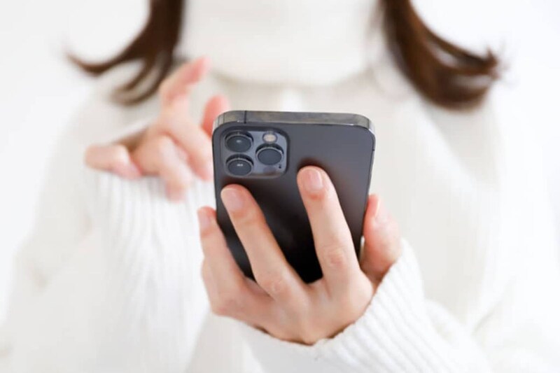 【40~50代の男性に聞いた】コスパ最強だと思う「スマホメーカー」ランキング! 2位は「Google」、1位は?